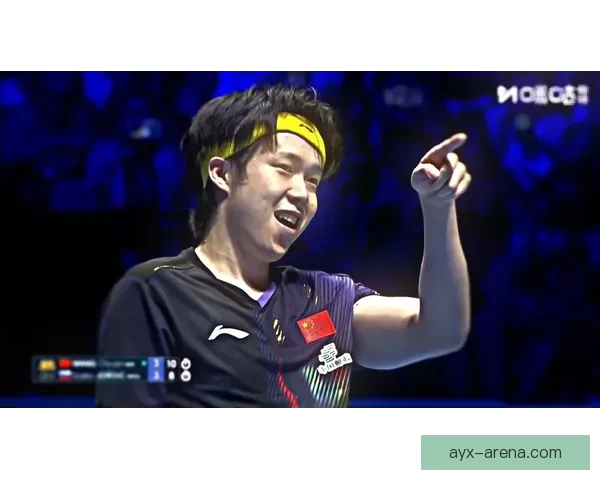 王楚钦赛场拼搏举动感动球迷采访中忽然双手撑地全力以赴