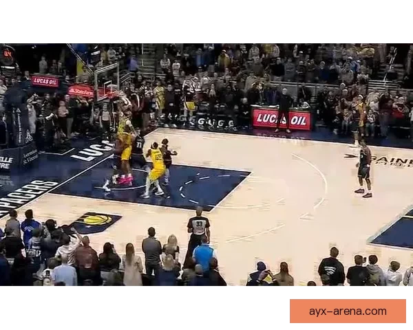 小内姆布哈德球鞋被踩掉后迅速捡起举起干扰投篮遭判技术犯规